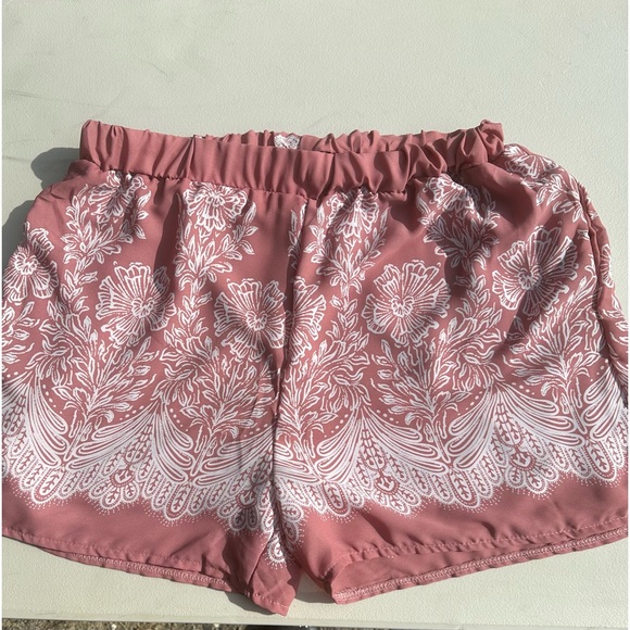 Mauve pink with‎ white print shorts with pockets nwot. Lined no stretch - Picture 1 of 5